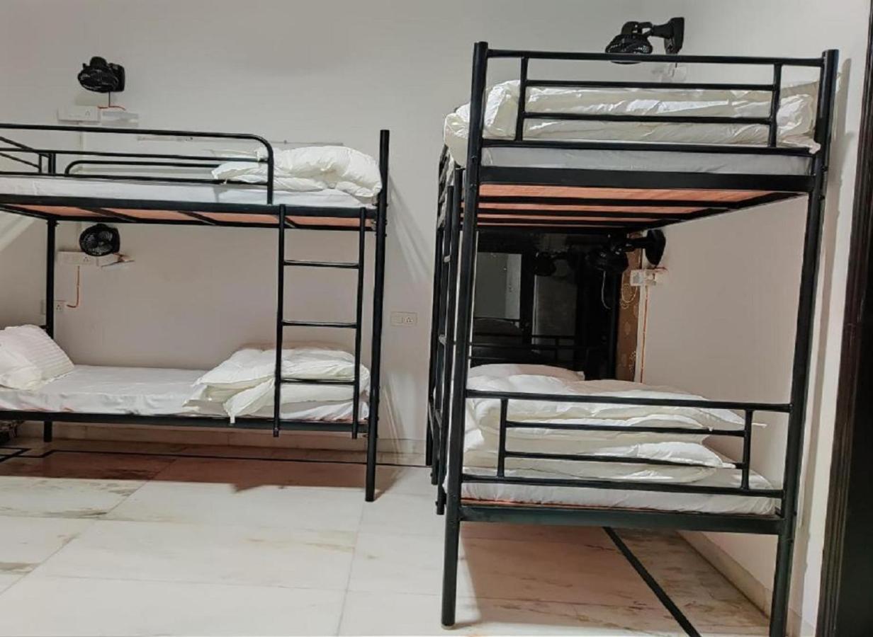 A Sleepy Fox Hostel นิวเดลี ภายนอก รูปภาพ