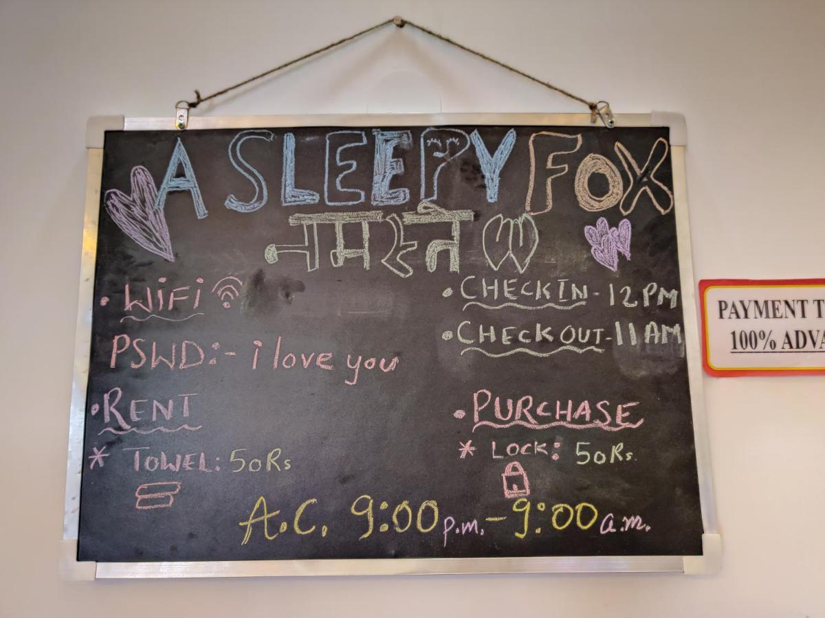 A Sleepy Fox Hostel นิวเดลี ภายนอก รูปภาพ